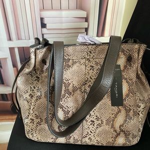 🗣 SALE 💥 Tahari Leather handbag